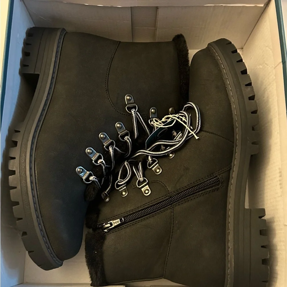 Cliff By White Mountain Woman’s Tie Up Boots Size 9  NIB